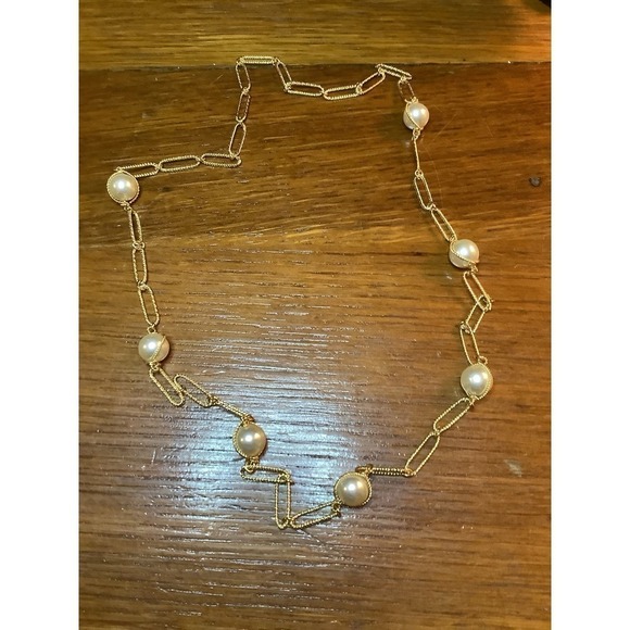Avon RARE Vintage (1991) Easy Elegance Necklaces Simulated Pearl Gold Toned - Picture 2 of 2
